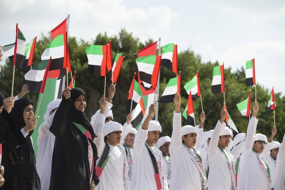 Население дубая 2024. Объединенные арабские эмираты население. Национальные праздники ОАЭ. Национальный праздник Дубай. Народы ОАЭ.